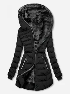 Détail d'une parka noire à capuche pour femme avec doublure en fausse fourrure chaude