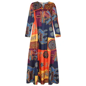 Détail de la robe longue à manches longues et col en V avec imprimé ethnique chic