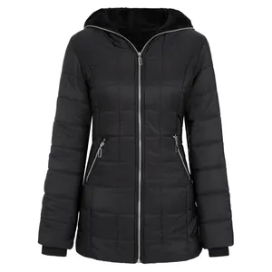 Vue de face d'une veste d'hiver noire à capuche pour femme avec matelassage et zips.