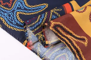 Gros plan des détails de couture sur une robe à imprimé rétro color block