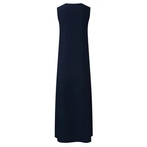 Vue arrière détaillée d'une robe longue sans manches bleu marine de style rétro