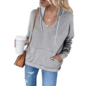 Dettaglio felpa con cappuccio grigia da donna con scollo a V e coulisse bianche