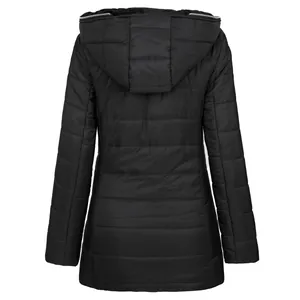 Vue détaillée du dos et des surpiqûres d'une parka d'hiver noire à capuche pour femme.