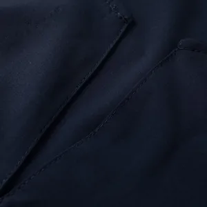 Gros plan sur l'encolure en V et les doubles coutures durables d'une robe bleu marine