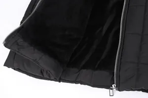 Gros plan du manteau d'hiver noir avec doublure polaire douce et fermeture éclair en métal