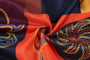 Gros plan du tissu imprimé vintage à blocs de couleurs et motifs de chaînes