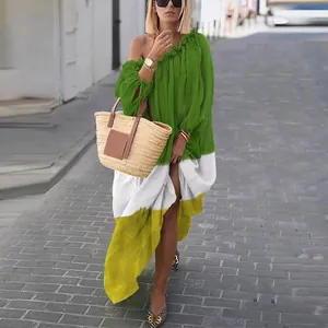 Mannequin portant une robe longue grande taille à épaules dénudées color-block vert et blanc