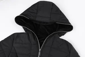 Détail de la veste d'hiver noire à capuche avec doublure polaire chaude et fermeture à glissière