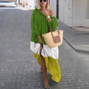 Robe longue bohème à épaules dénudées et blocs de couleurs portée par un mannequin.