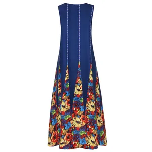 Rückansicht eines ärmellosen Vintage-Maxikleids mit Blumenmuster in Dunkelblau und Bunt