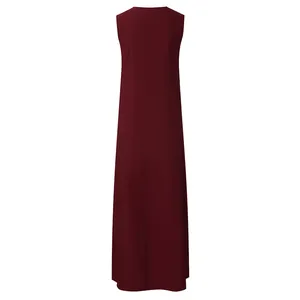 Vue arrière d'une robe longue sans manches bordeaux ample avec un design rétro minimaliste.