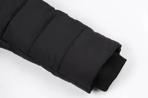 Détail de la manche d'une doudoune noire pour femme avec poignet côtelé coupe-vent