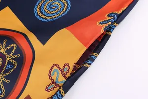 Détail macro du tissu à imprimé color-block géométrique rétro et motifs de chaînes