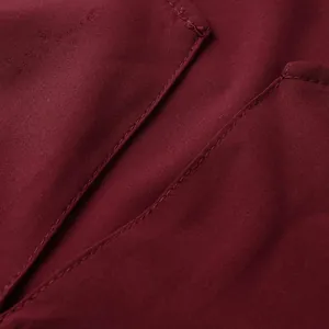 Gros plan sur les détails de couture du col en V d'une robe longue bordeaux rétro