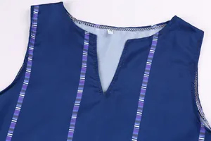 Nahaufnahme des modischen V-Ausschnitts und der Streifen auf dem blauen ärmellosen Kleid