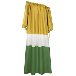 Vue détaillée de la robe longue tricolore avec épaule dénudée et bords à volants.