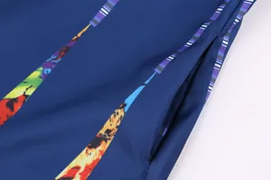 Nahaufnahme der funktionalen Seitentasche eines blau bedruckten Vintage-Sommerkleides.