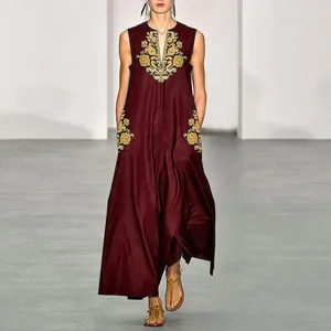 Robe longue élégante bordeaux sans manches avec col en V et broderie vintage