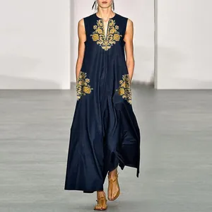 Élégante robe longue vintage sans manches avec décolleté en V profond et motifs ethniques.
