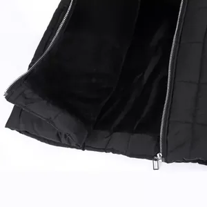 Détail d'un manteau d'hiver noir pour femme avec doublure polaire et fermeture éclair