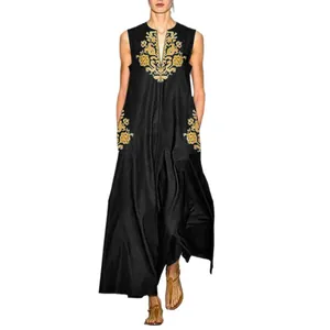 Robe longue noire sans manches vintage avec col en V profond et imprimé doré ethnique