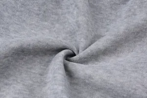 Dettaglio ravvicinato della trama del tessuto in maglia grigia per felpa con cappuccio