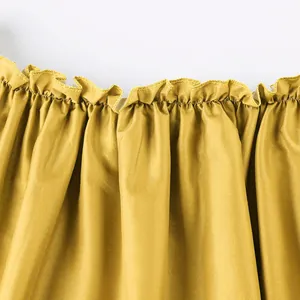 Gros plan du col à volants jaune moutarde avec une texture de couture fine et détaillée