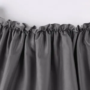 Vue détaillée du col bateau à volants sur une robe vintage grise de grande taille