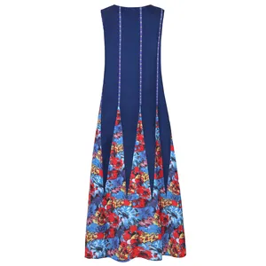 Rückansicht eines ärmellosen Vintage-Maxikleids mit farbenfrohen Blumendruck-Einsätzen.