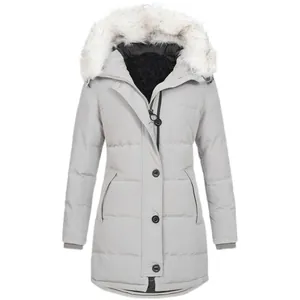 Parka invernale da donna di media lunghezza in grigio chiaro con cappuccio in pelliccia
