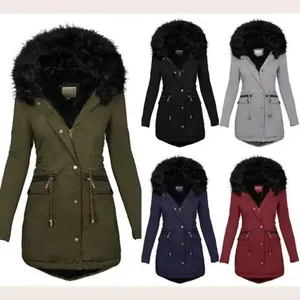 Sélection de couleurs pour parka d'hiver femme avec grande capuche en fourrure