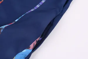 Detailansicht der Seitentasche eines ärmellosen blauen Sommerkleides mit Vintage-Print