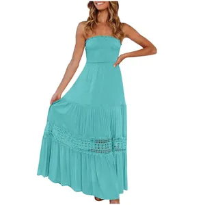 Détail d'une robe longue bustier turquoise à volants avec des inserts en dentelle