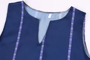 Detailansicht des V-Ausschnitts von einem ärmellosen Vintage-Sommerkleid in Blau