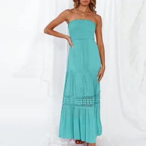 Élégante robe longue bohème bustier turquoise avec dentelle et ourlet à plusieurs volants.