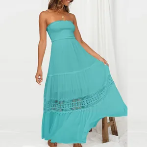 Vue détaillée d'une robe longue bustier turquoise avec jupon à volants et dentelle.