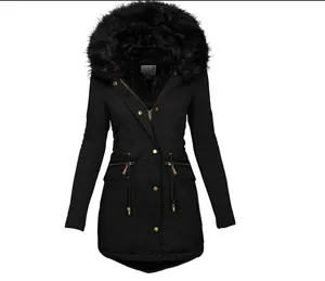 Gros plan d'une parka d'hiver noire avec une grande capuche en fausse fourrure.