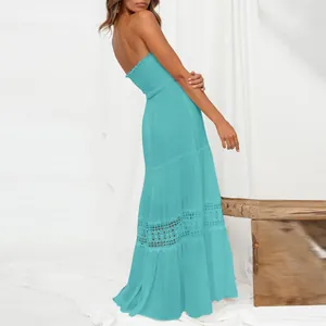 Vue latérale d'une robe longue bohème bustier turquoise avec des détails en dentelle