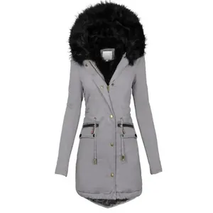 Détail de la parka d'hiver grise pour femme avec grand col en fausse fourrure noire.