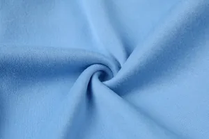 Dettaglio ravvicinato del morbido tessuto a maglia azzurro per felpa con cappuccio.