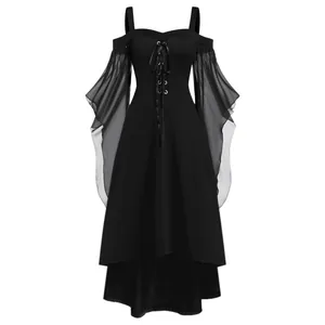 Detalle de un vestido gótico negro con mangas acampanadas y corpiño con cordones