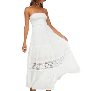 Vue détaillée d'une robe longue bohème blanche bustier avec inserts en dentelle.