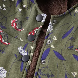 Λεπτομέρεια vintage floral print και ζεστή καφέ φλις επένδυση σε γυναικείο χειμερινό παλτό