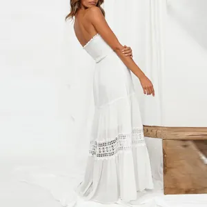 Vue arrière d'une robe longue bohème blanche bustier avec détails en dentelle