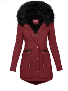 Parka d'hiver bordeaux mi-longue pour femme avec une épaisse capuche en fausse fourrure noire