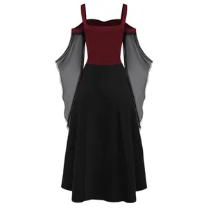 Vista detallada del vestido de bruja gótica con mangas de campana y corpiño burdeos