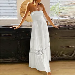 Robe longue blanche sans bretelles style bohème avec détails en dentelle et bustier plissé.