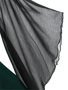 Nahaufnahme des transparenten schwarzen Glockenärmels mit Rüschenrand am Hexenkleid.