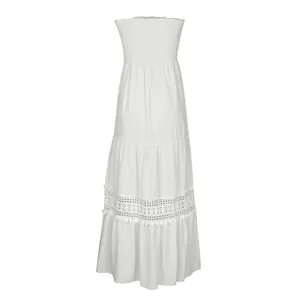 Robe longue blanche bustier avec buste smocké et détails en dentelle style bohème.