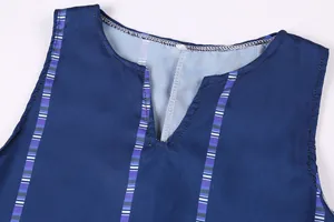 Detailansicht des V-Ausschnitts an einem blauen ärmellosen Retro-Kleid mit Streifenmuster